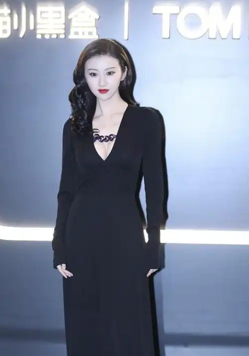 景甜真适合细眉毛一身黑色长裙配牛奶肌豪门大户气场勾人