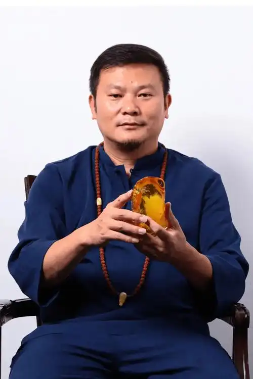 【活动地点】世纪琥珀博物馆品鉴厅【嘉宾简介】湖南省玉石雕刻大师