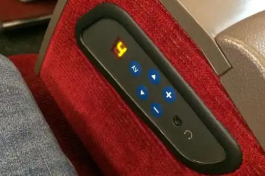 想要调节高铁座位后背,先在座椅上坐好,找到调节座椅后背的按