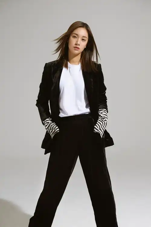 程砚秋最新时尚大片 清冷气质攻气十足