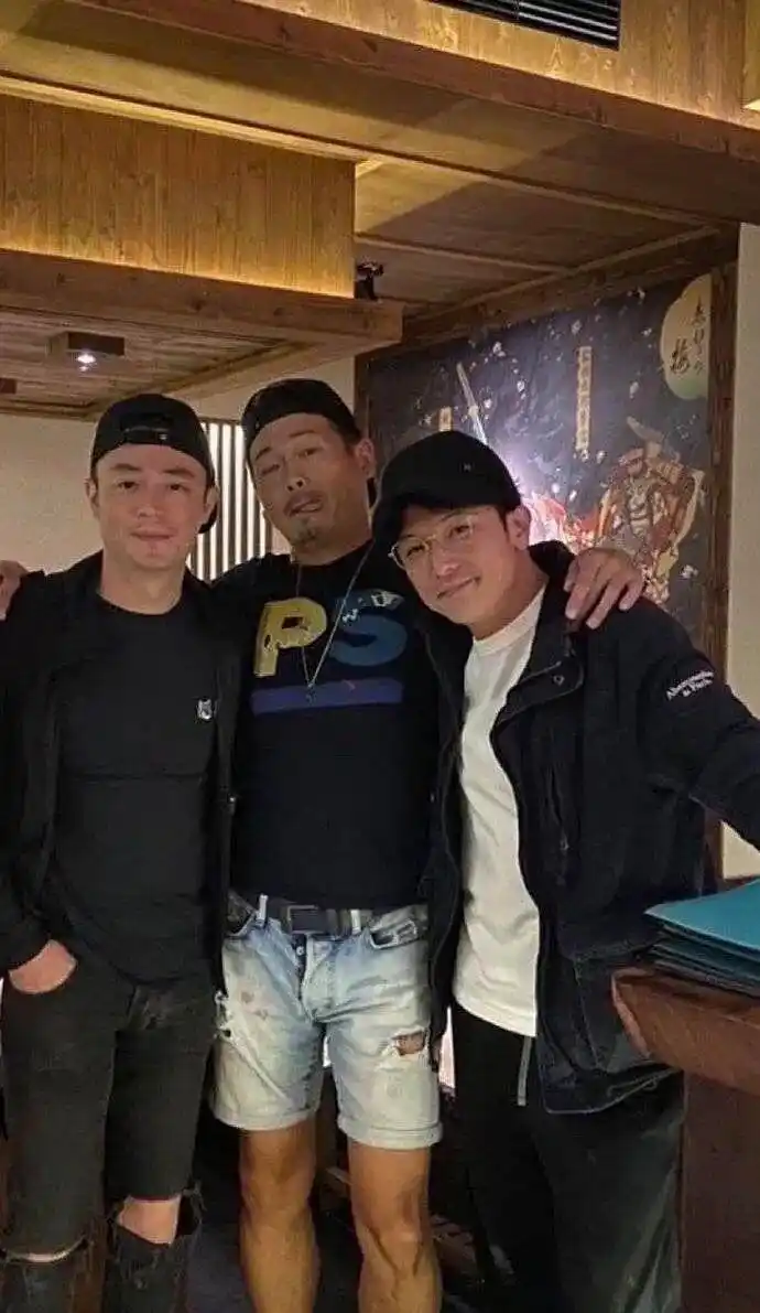 霍建华和邱泽最新合照,胖了很多,曾经白子画,徐长卿多帅啊!