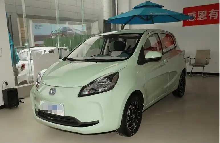 长安奔奔mini怎么样(推荐2款适合女生代步的车)