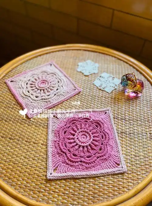 花蕊浮雕方形花片桌垫