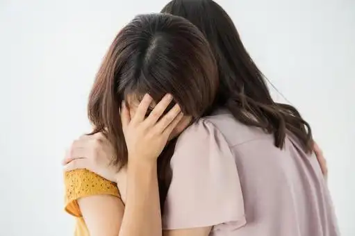 类似於*安慰哭泣的女人10*的免费照片