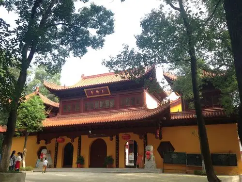 我们从健身区来到了位于毗于金鹗孔子书院,邻于文昌阁的玉佛寺,寺隐于