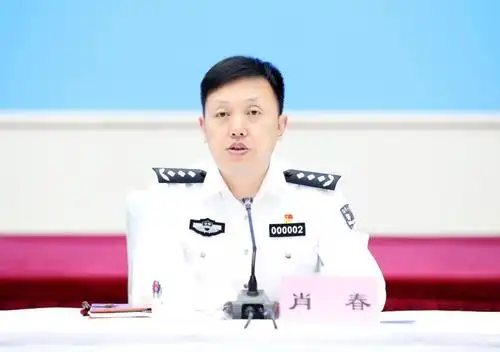 厅党委副书记,常务副厅长肖春主持会议.