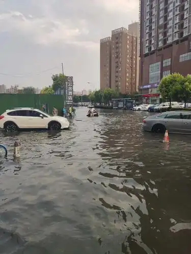 洛阳昨日突降大雨路面积水几乎淹没汽车