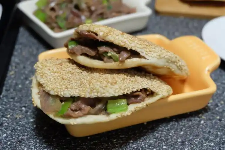 芝麻烧饼夹烤牛肉
