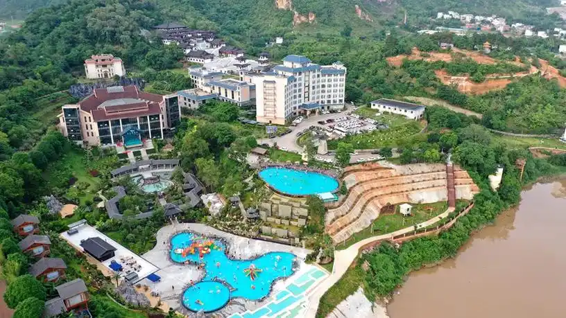 美丽的花山温泉谷航拍盛夏时节,宁明县的花山温泉度假区人气指数不断