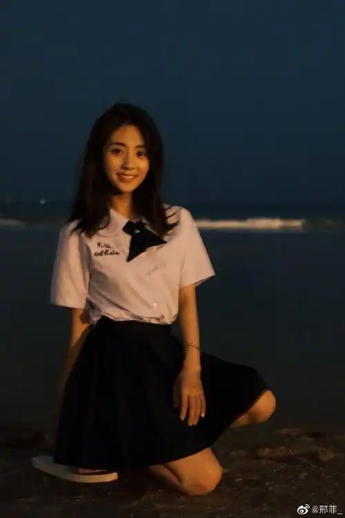 邢菲校服造型##邢菲海边氛围感写真##邢菲学院风海边写真