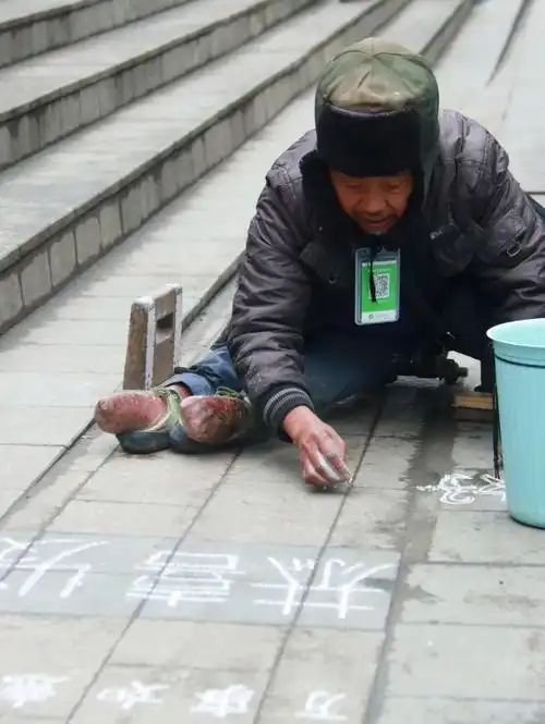 在卖艺乞讨从城南走到城西卖粑粑的嬢嬢依旧推着沉重的车尽管寒风凛冽