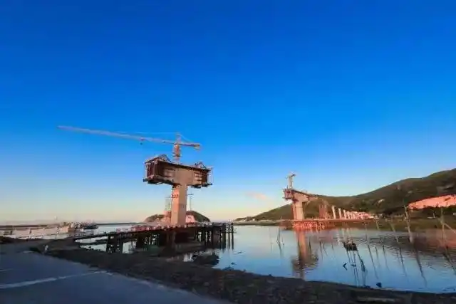 龙港新城巴曹大桥起点位于友谊大道北侧,起坡上跨友谊大道后,向南继续