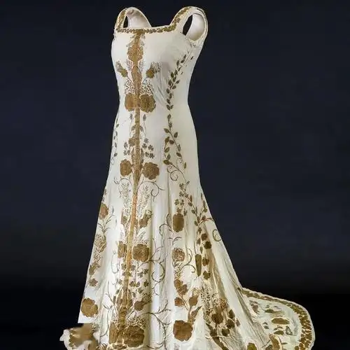 英国举办王室服装展戴安娜王妃的婚纱25年来首次亮相