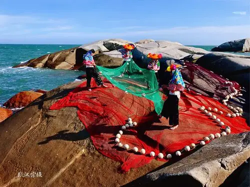 惠女梳妆,绣花,缝纫等室内场景,然后拍摄惠安特色产业石雕厂雕刻场景