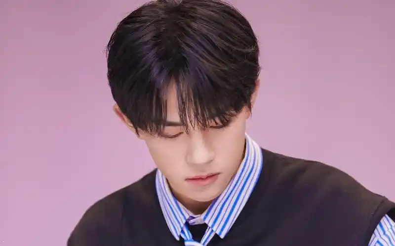 易烊千玺时尚休闲条纹衬衫帅气写真,高清壁纸图片,大陆明星-回车桌面