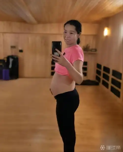 奥运冠军李晓霞晒孕肚官宣二胎昔日大魔王变温柔妈妈