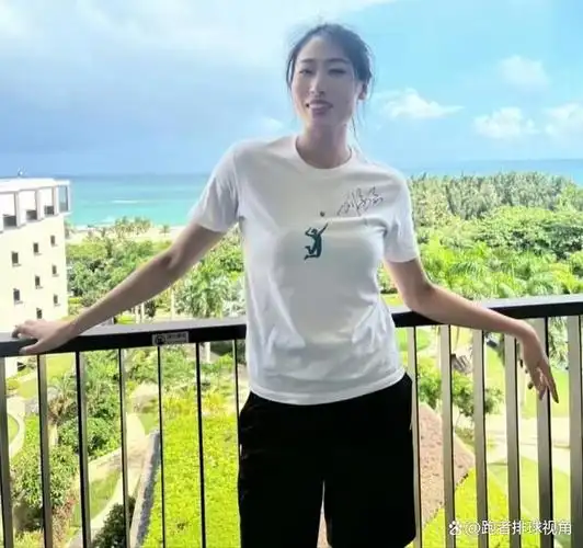 众所周知,在2021-2022赛季跟随天津女排取得联赛冠军以后,刘晏含就再