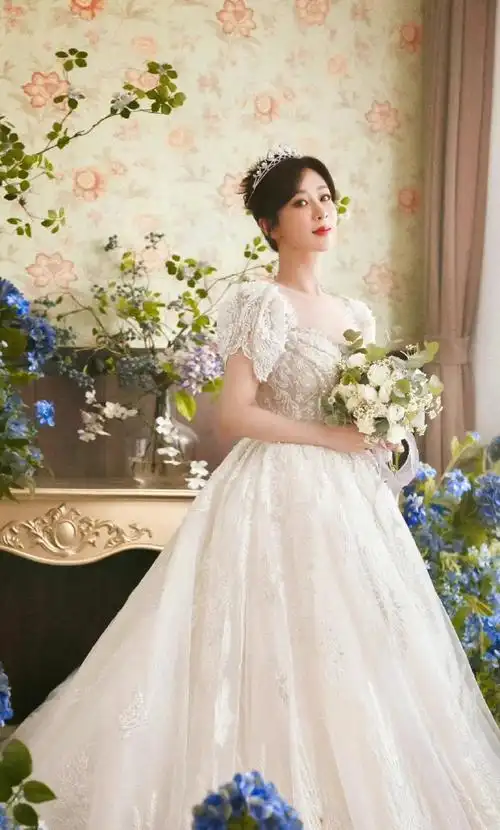 杨紫花海漫游花絮##杨紫花海婚纱造型花絮##杨紫花海婚纱造型拍摄