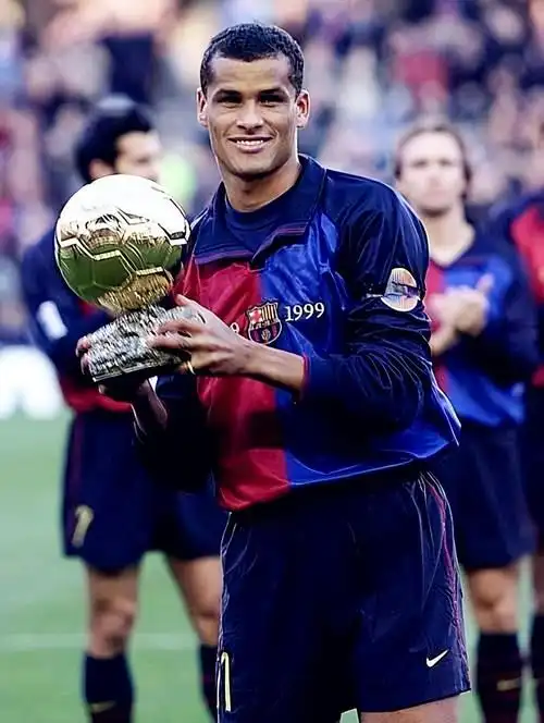 在36岁时,里瓦尔多还在带领希腊雅典参加欧冠比赛.