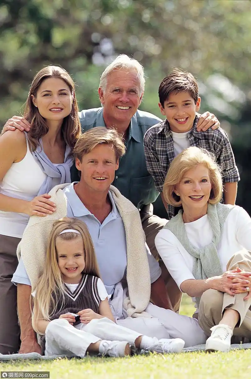 照片 外国人像 家庭合影.jpg