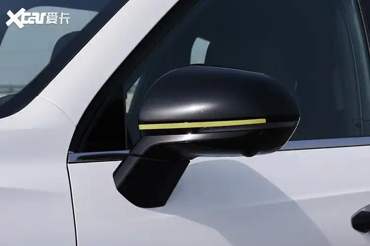 实拍车型的外后视镜采用了和车身颜色不同的黑色配色,并使用亮色饰条