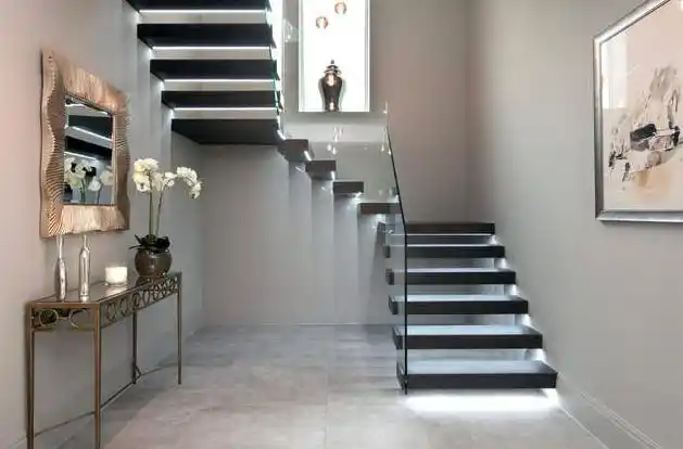 三跑楼梯有三折式,丁字式,分合式等,多用于公共建筑.