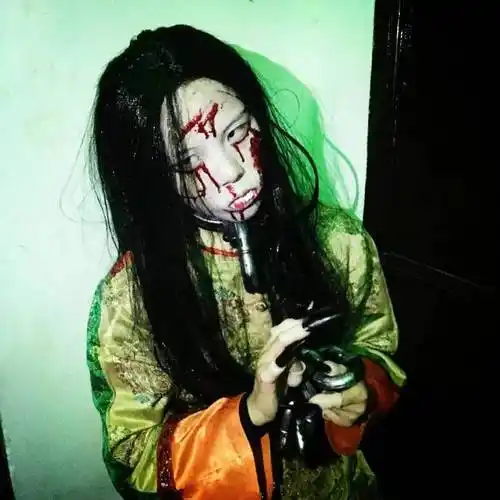 夜幕降临时,芙蓉镇里一片阴森,赶尸客栈传出诡异的响声,阴暗的洞神