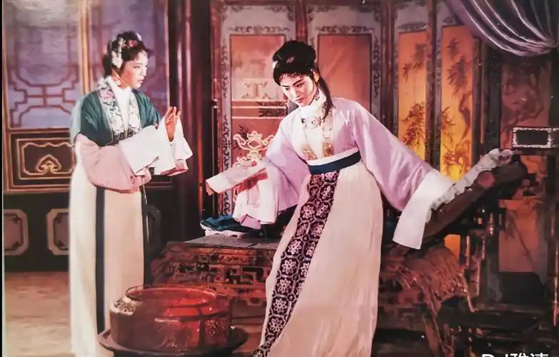 王文娟在越剧《红楼梦》中表演"黛玉焚稿"的剧照.