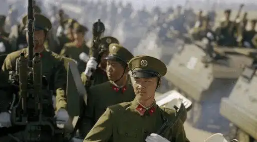 与之前的65式军服完全不同,这就是85式军服的第一次亮相.