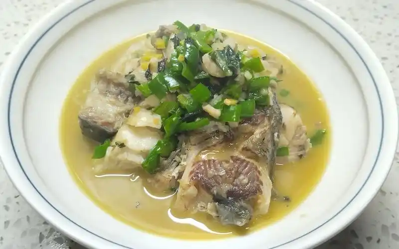 青椒焖草鱼简单的家常做法.肉嫩汤浓无腥味.