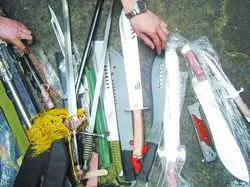 街头叫卖管制刀具被捉