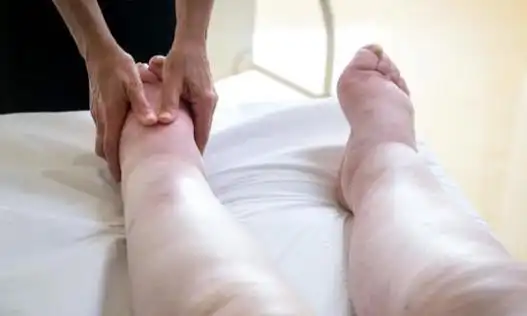 了口渴严重,又会大量补充水分,导致身体摄入过多的水,出现水肿型肥胖