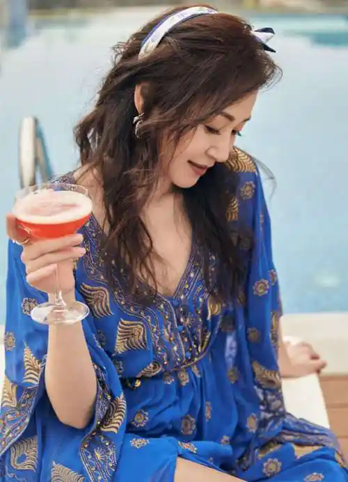 港星万绮雯内地开第2家民宿,泳池旁喝酒秀42寸长腿太惬意-腾讯新闻