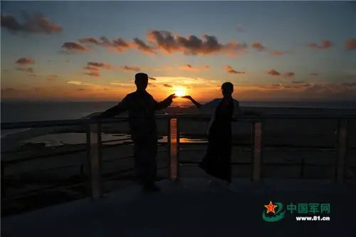 夕阳下,白军飞和宋瑞亚拍下落日同心.