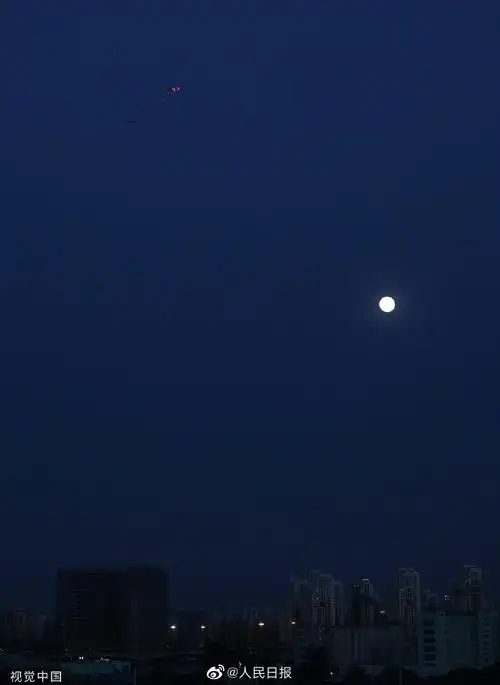 5月15日,农历四月十五,一轮圆月升上夜空,引人观赏.