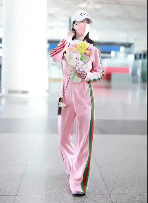谭维维穿粉色的运动装现身,远看显美近看显俗气_时尚_衣服_运动服