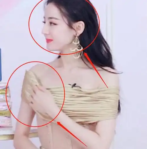 迪丽热巴生图曝光,直播时肩带不慎滑落,她的救场方式堪比教科书