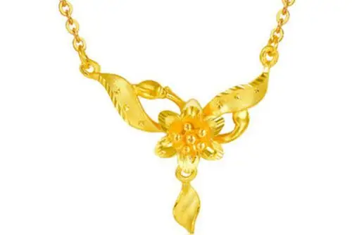 每一环都很纤细,所以肖邦链黄金项链的链身呈现出了哑光的效果,单独