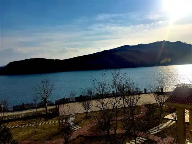 旺隆湖周边景色非常优美,上游与拒马河相通,湖光山色相互映衬