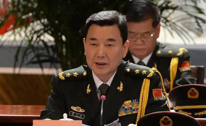 曾任解放军海军指挥学院院长;中国海军舰艇编队编队指挥员,副司令员等