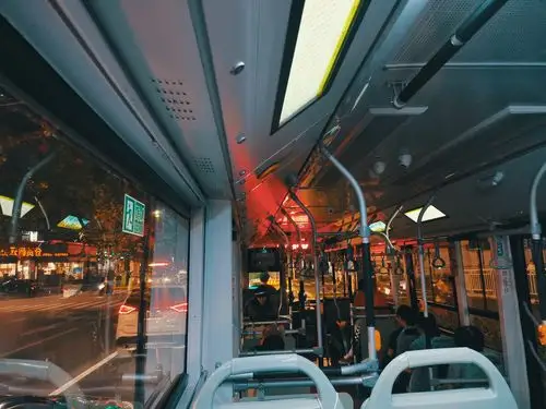 心情不好时花两块钱坐一趟公交车06找个靠窗的位置戴上耳机