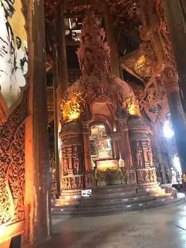 全部是木结构的寺庙内部