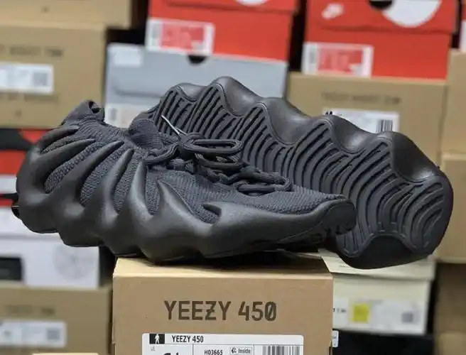 深受潮流玩家喜爱,最近,一双全新配色 yeezy 450 "utility black"