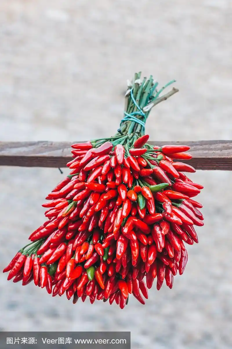 市场上有一串成熟的红辣椒