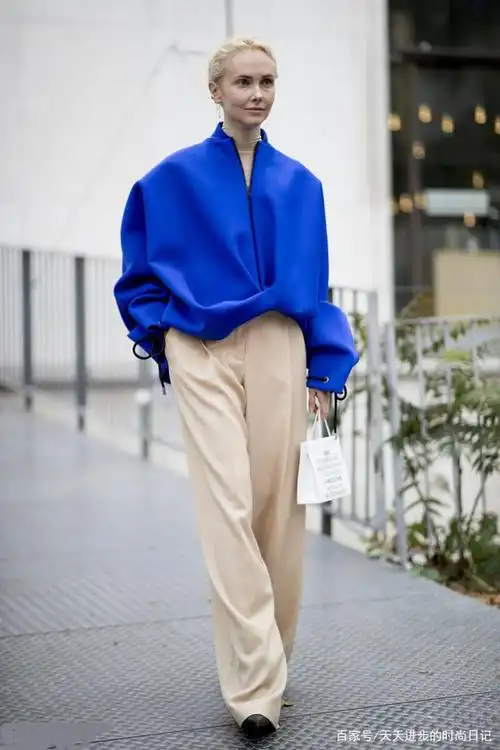 比如穿一件浅蓝色的露腰衬衫,搭配卡其色的高腰西装裤.