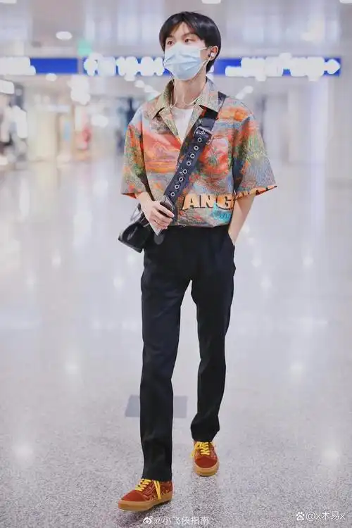 马嘉祺花衬衫身材棒棒滴