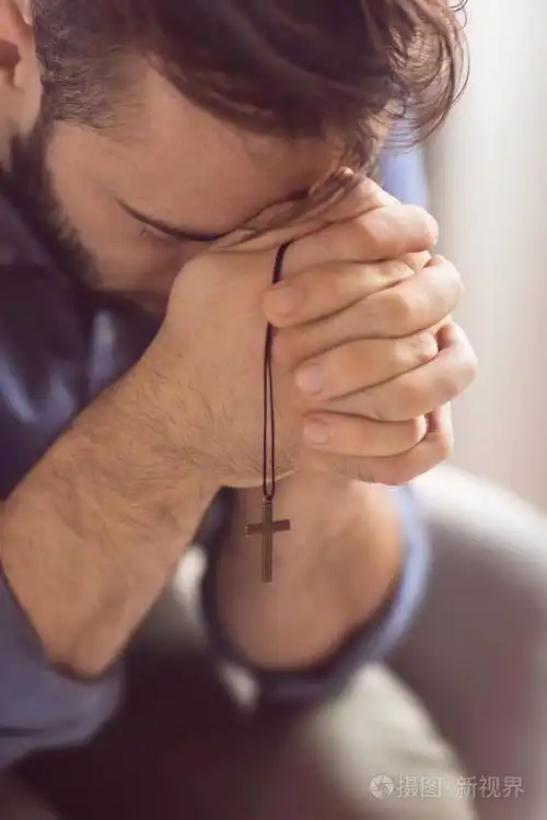 宗教年轻人祈祷上帝在家里, 特写镜头