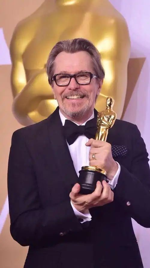 加里·奥德曼获最佳男主—华为杂志锁屏第90届奥斯卡金像奖颁奖典礼