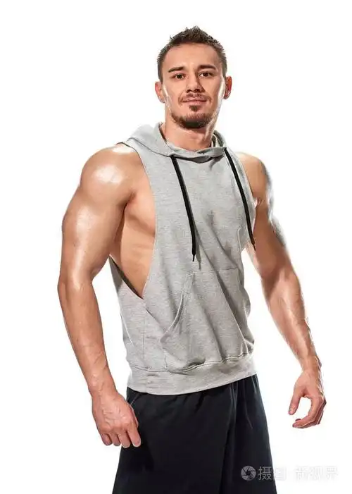 肌肉英俊的年轻男子摆姿势