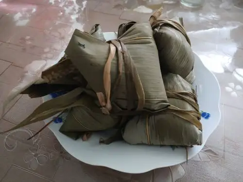 包粽子外面的草绳,大多数是以马兰花儿的茎叶,晒干之后水泡为主